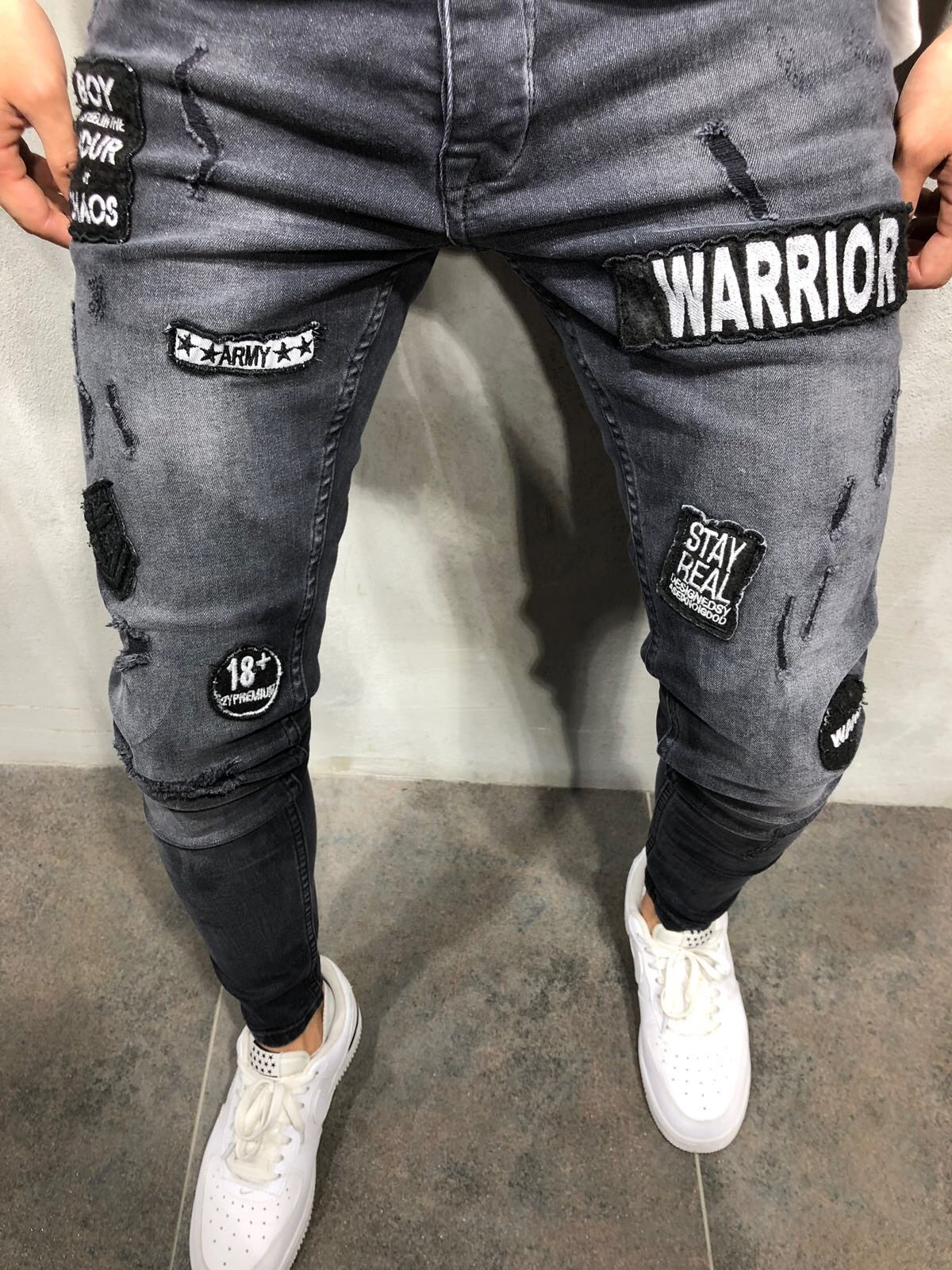 2025 Hot trade denim new men's tight jeans black ripped badge patch small feet denim men's pants