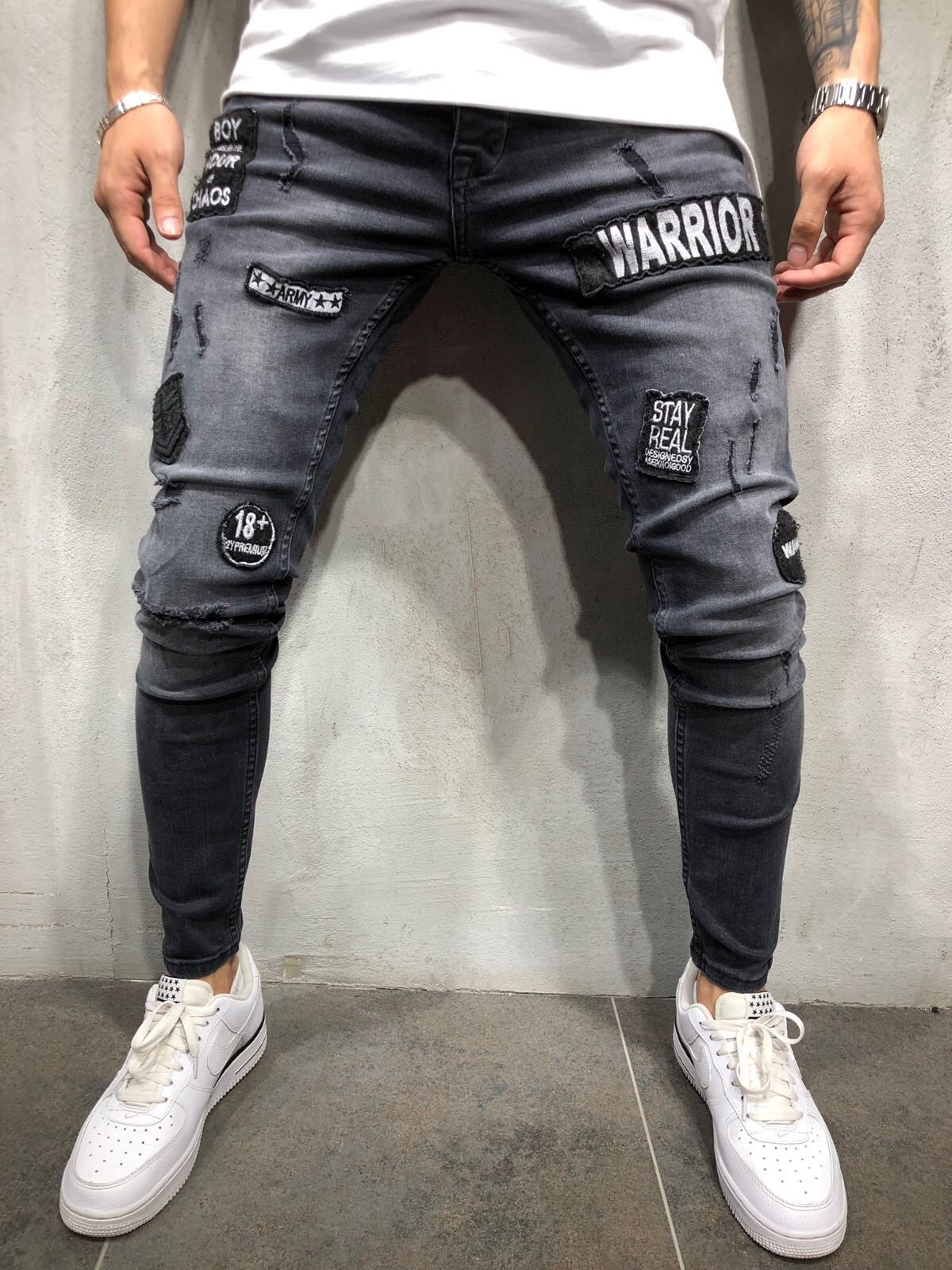 2025 Hot trade denim new men's tight jeans black ripped badge patch small feet denim men's pants