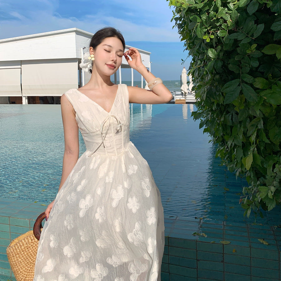 2025 Take a good-looking super fairy white beach suspender skirt, sexy V-neck sleeveless seaside vacation dress, vest skirt.