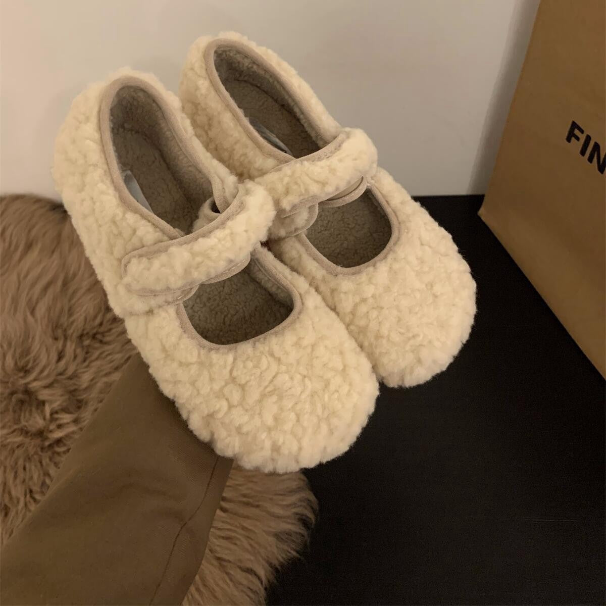 2025 Flat-bottomed white curly wool shoes women's shoes wear popular new versatile autumn and winter Velcro Doudou single shoes