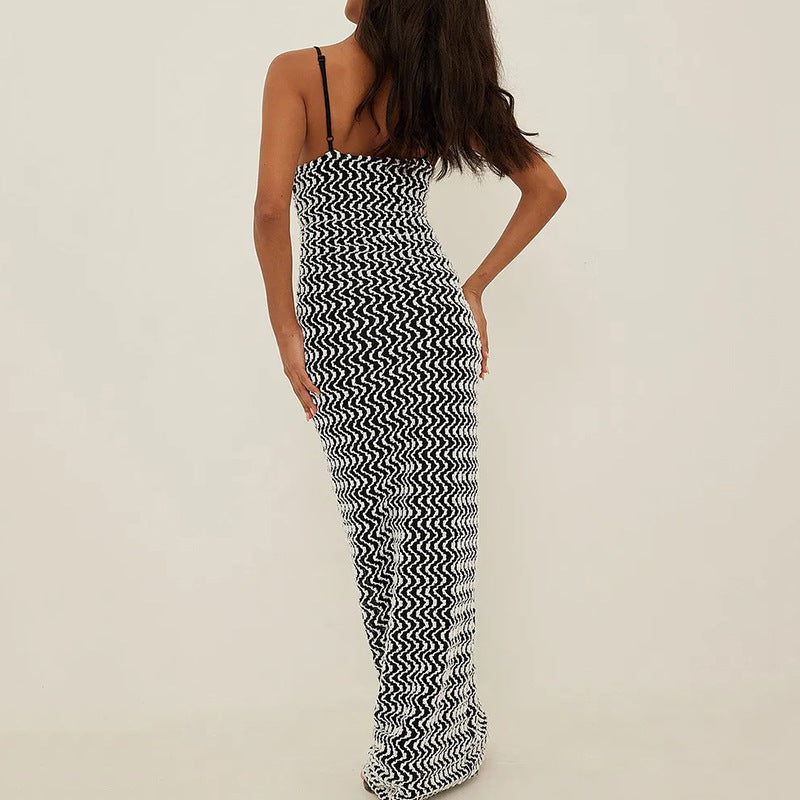 2025 Bohemian summer style babes suspender long dress black and white corrugated contrasting color halter waist and thin dress