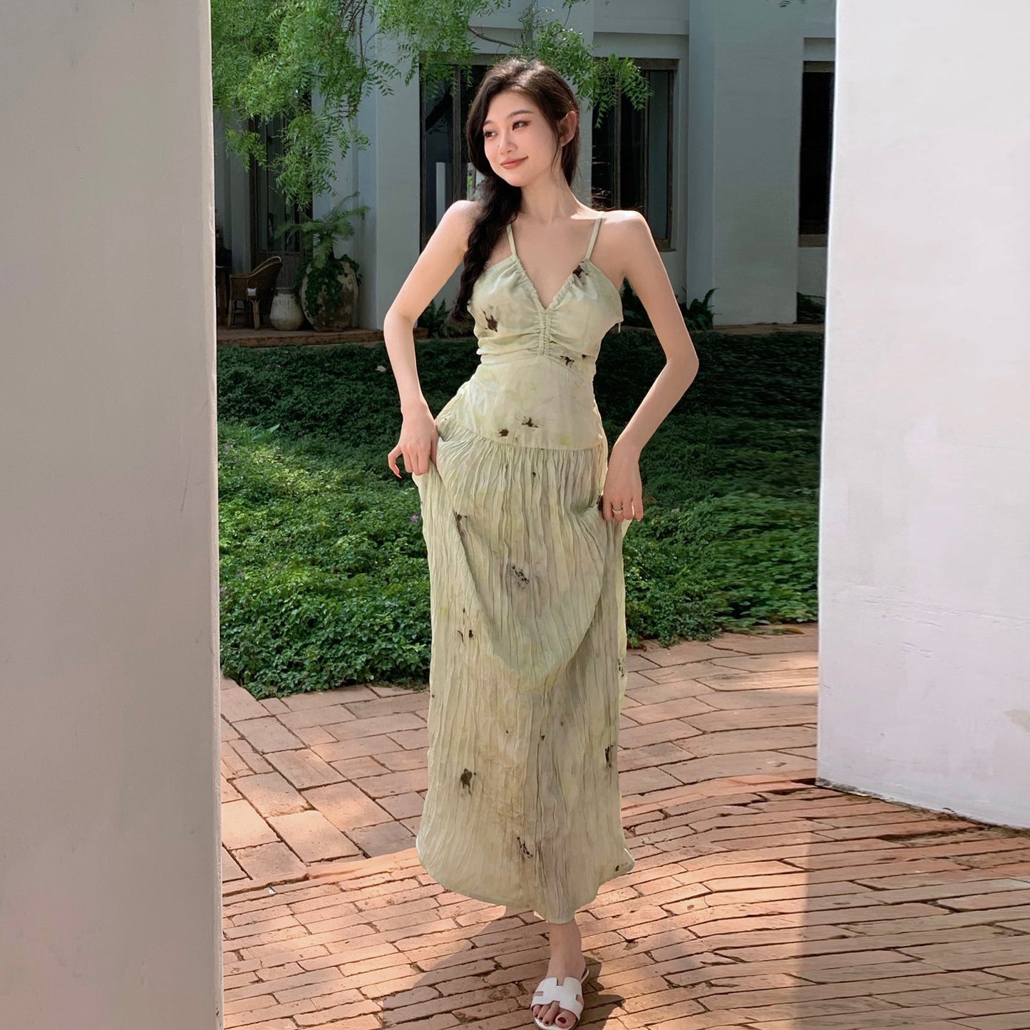 2025 retro temperament light and familiar printing sexy V-neck halter suspender dress women's summer new vacation dress