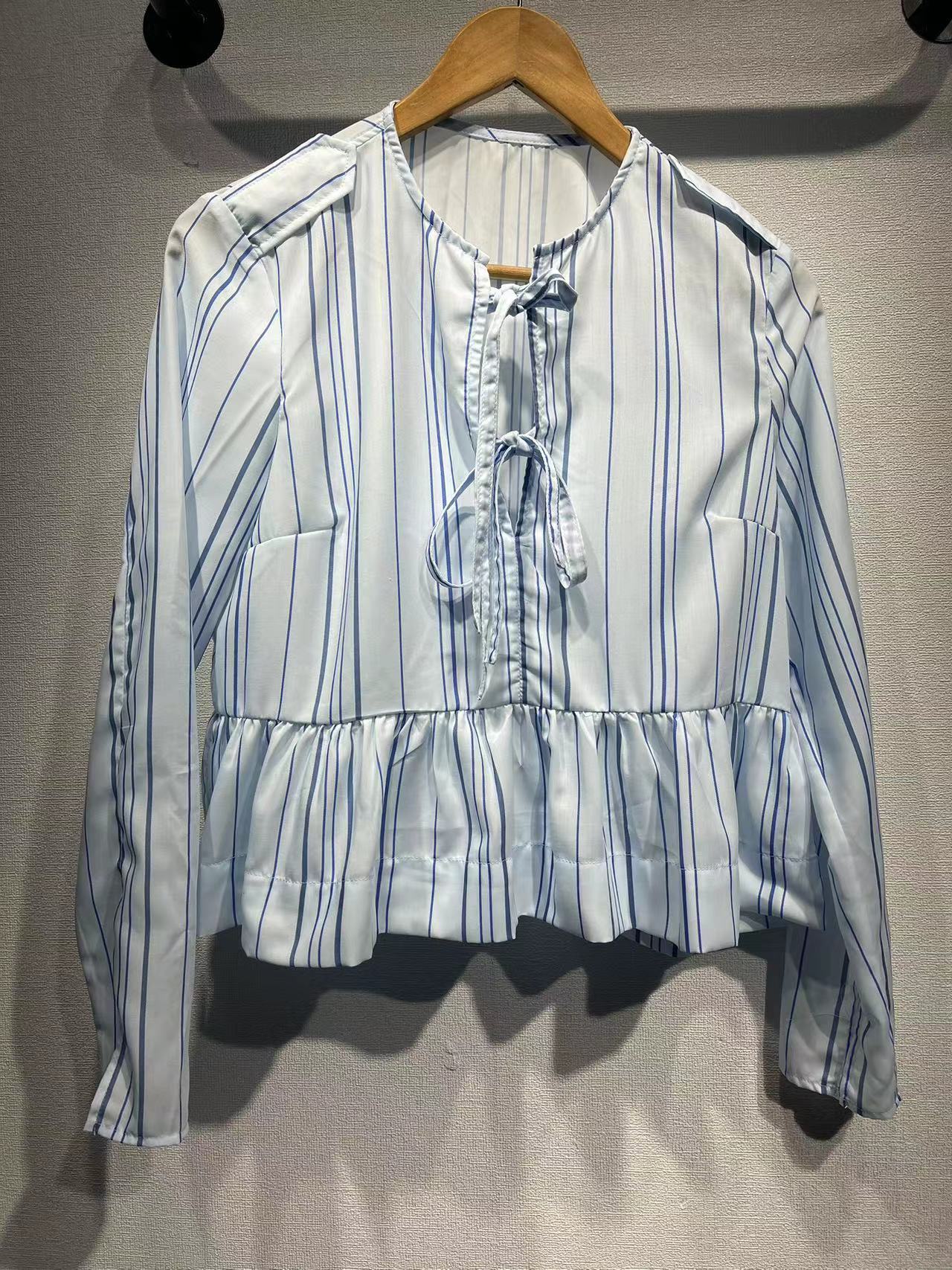 2025 popular Spring and Autumn new women's clothing, one hair delivery, classic blue striped long-sleeved shirt, small fresh and versatile women's shirt