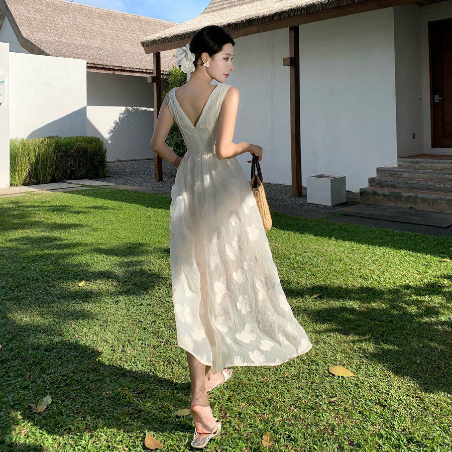 2025 Take a good-looking super fairy white beach suspender skirt, sexy V-neck sleeveless seaside vacation dress, vest skirt.