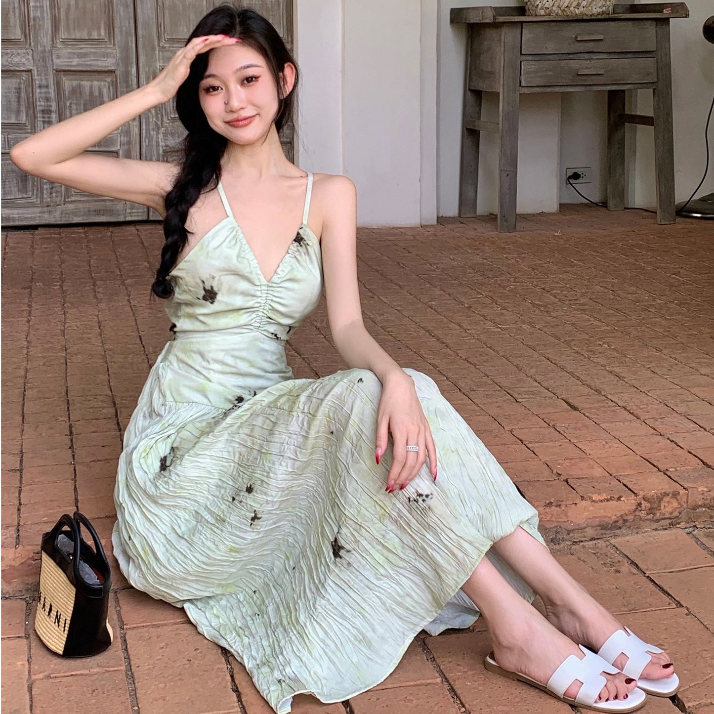 2025 retro temperament light and familiar printing sexy V-neck halter suspender dress women's summer new vacation dress