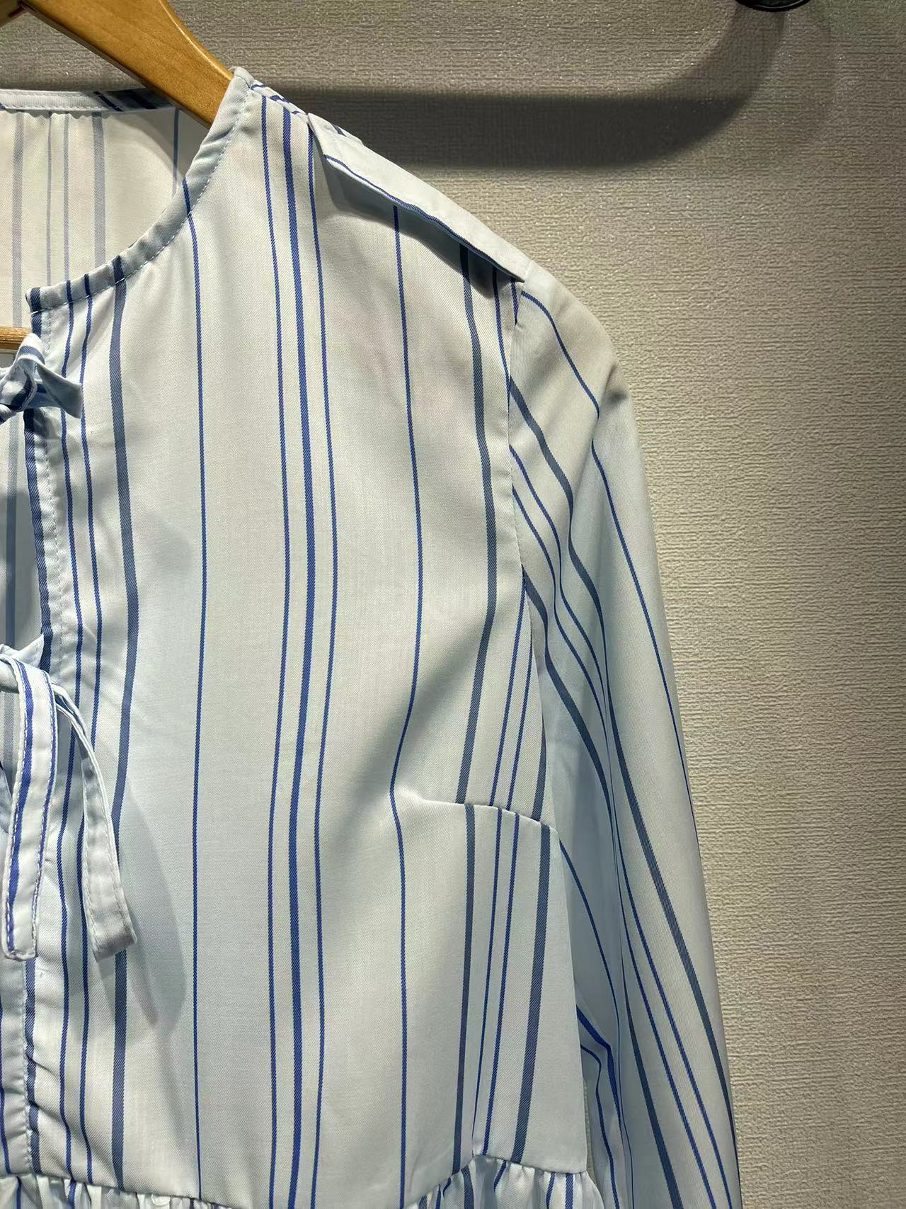 2025 popular Spring and Autumn new women's clothing, one hair delivery, classic blue striped long-sleeved shirt, small fresh and versatile women's shirt