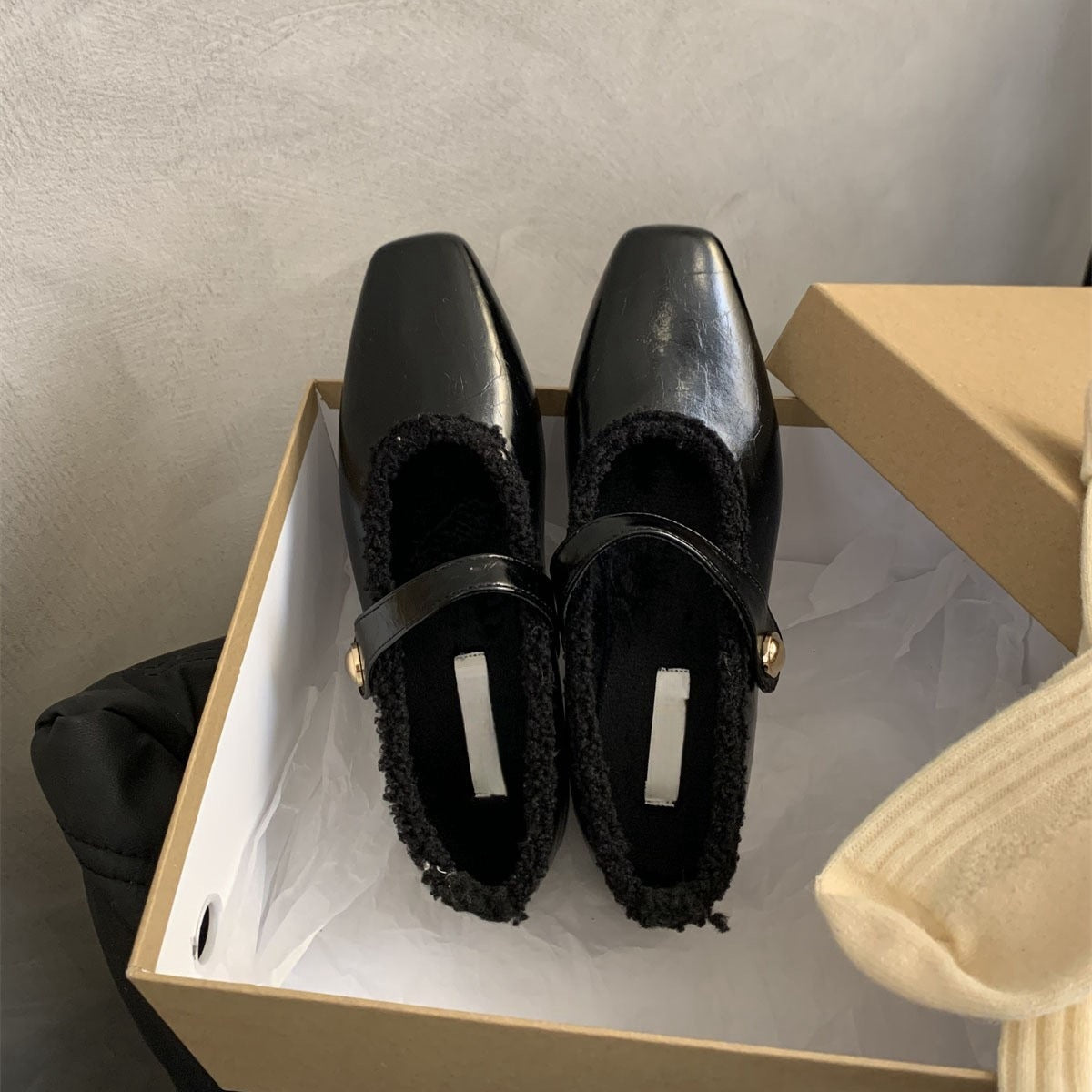 2025 evening wind retro square head shallow mouth single shoes women's winter popular new Korean version temperament flat bottom velvet Mary Jane shoes