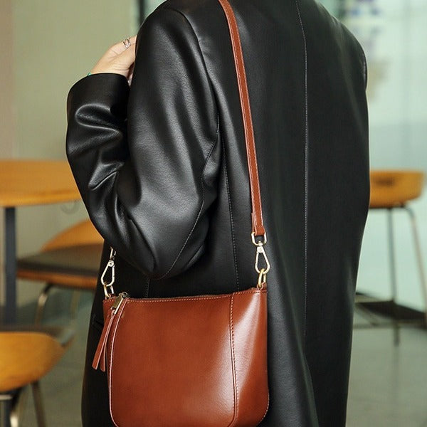 2025 Bag Women's Light Dumpling Bag Leather Casual One Shoulder Crossbody Bag popular New