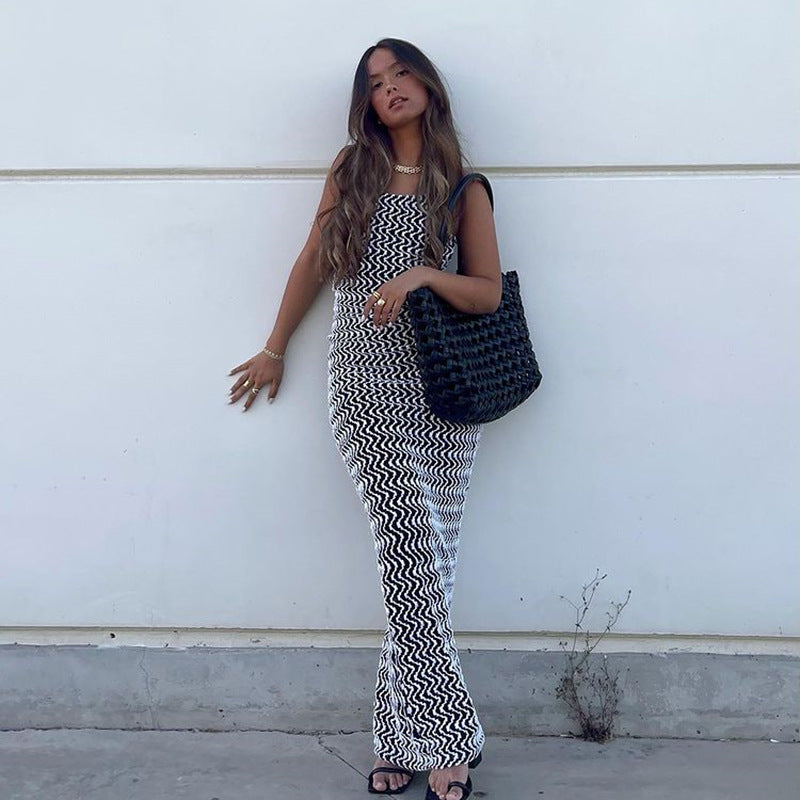 2025 Bohemian summer style babes suspender long dress black and white corrugated contrasting color halter waist and thin dress