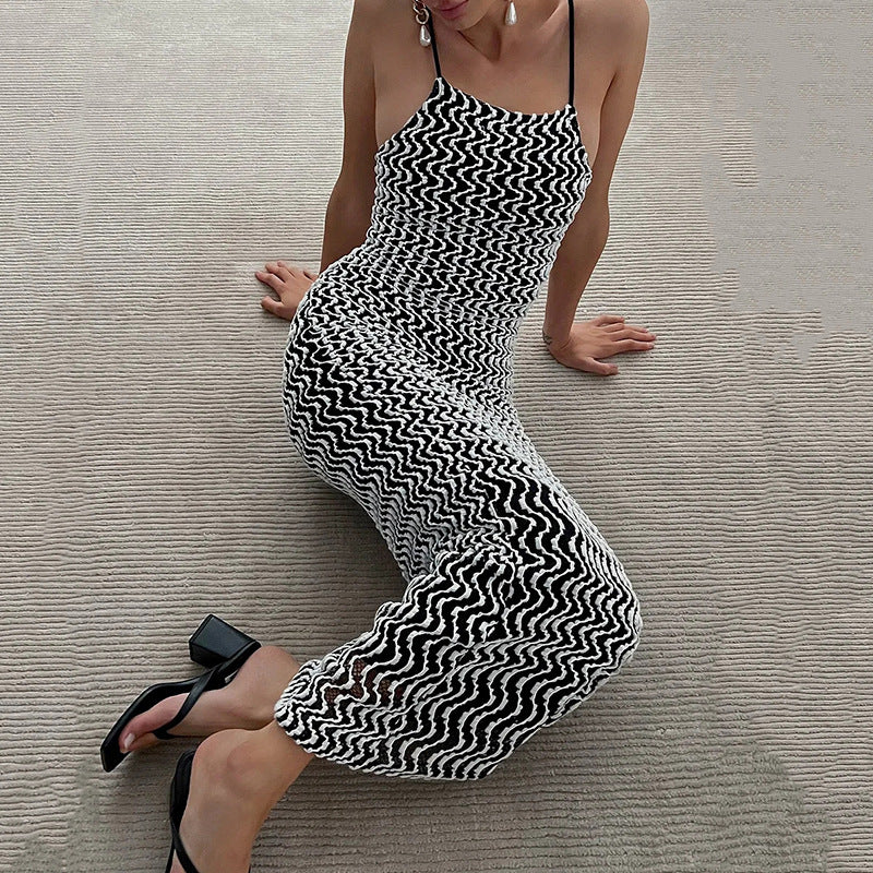 2025 Bohemian summer style babes suspender long dress black and white corrugated contrasting color halter waist and thin dress