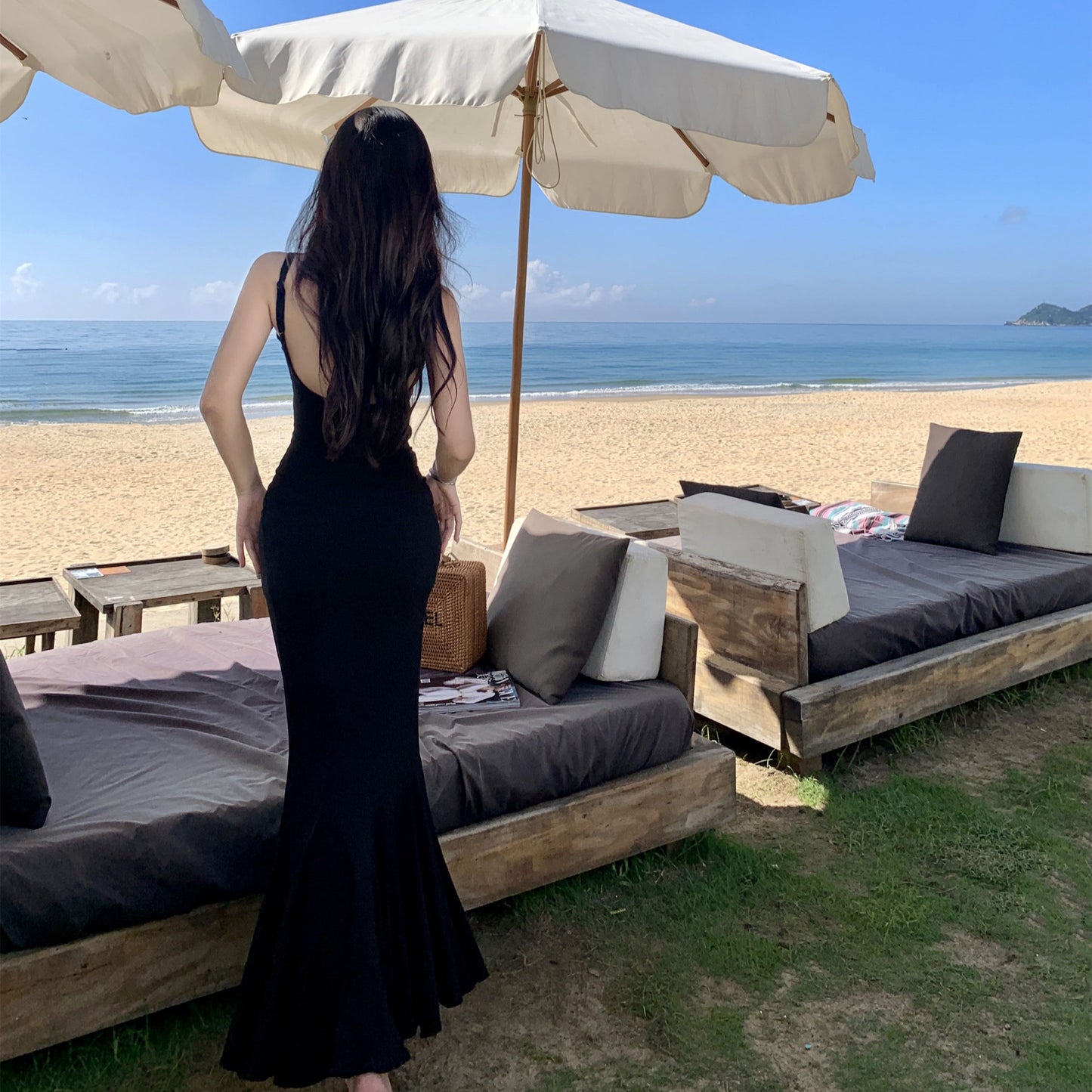 2025 seaside vacation light luxury black suspender dress summer new design temperament knitted fishtail dress