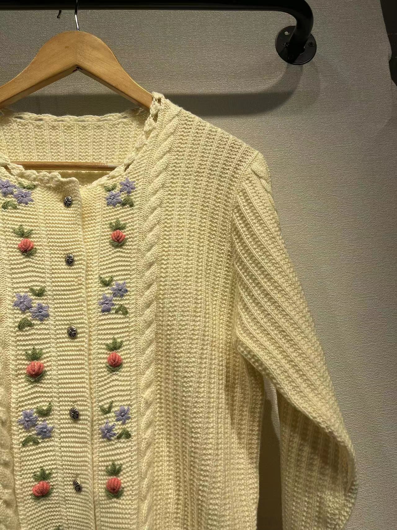 2025 Niche design sense women's clothing spring and autumn coat retro hand embroidered wool loose round neck long sleeve knitted cardigan women