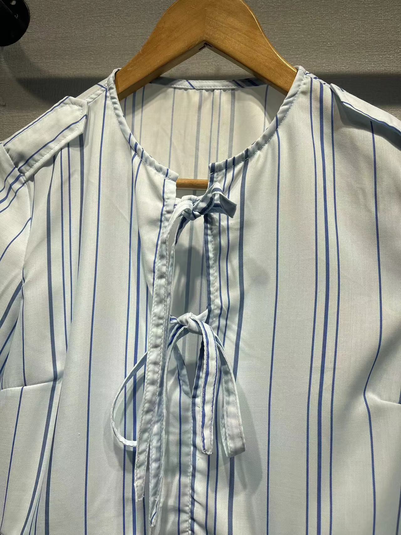 2025 popular Spring and Autumn new women's clothing, one hair delivery, classic blue striped long-sleeved shirt, small fresh and versatile women's shirt