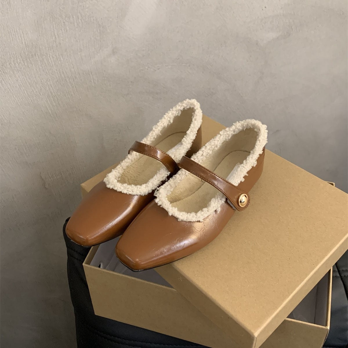 2025 evening wind retro square head shallow mouth single shoes women's winter popular new Korean version temperament flat bottom velvet Mary Jane shoes