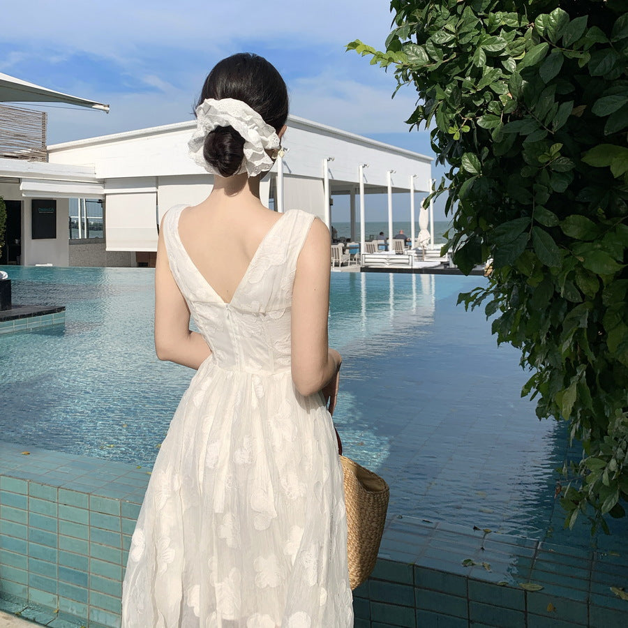 2025 Take a good-looking super fairy white beach suspender skirt, sexy V-neck sleeveless seaside vacation dress, vest skirt.