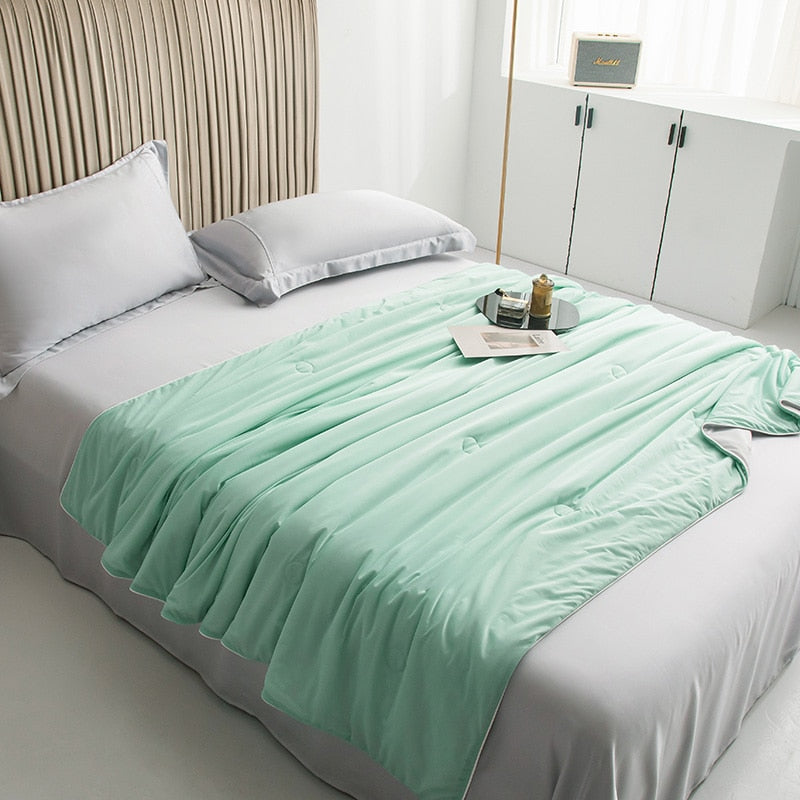 Yeknu Cooling Blankets Smooth Air Condition Comforter Lightweight Summer Quilt with Double Side Cold & Cooling Fabric