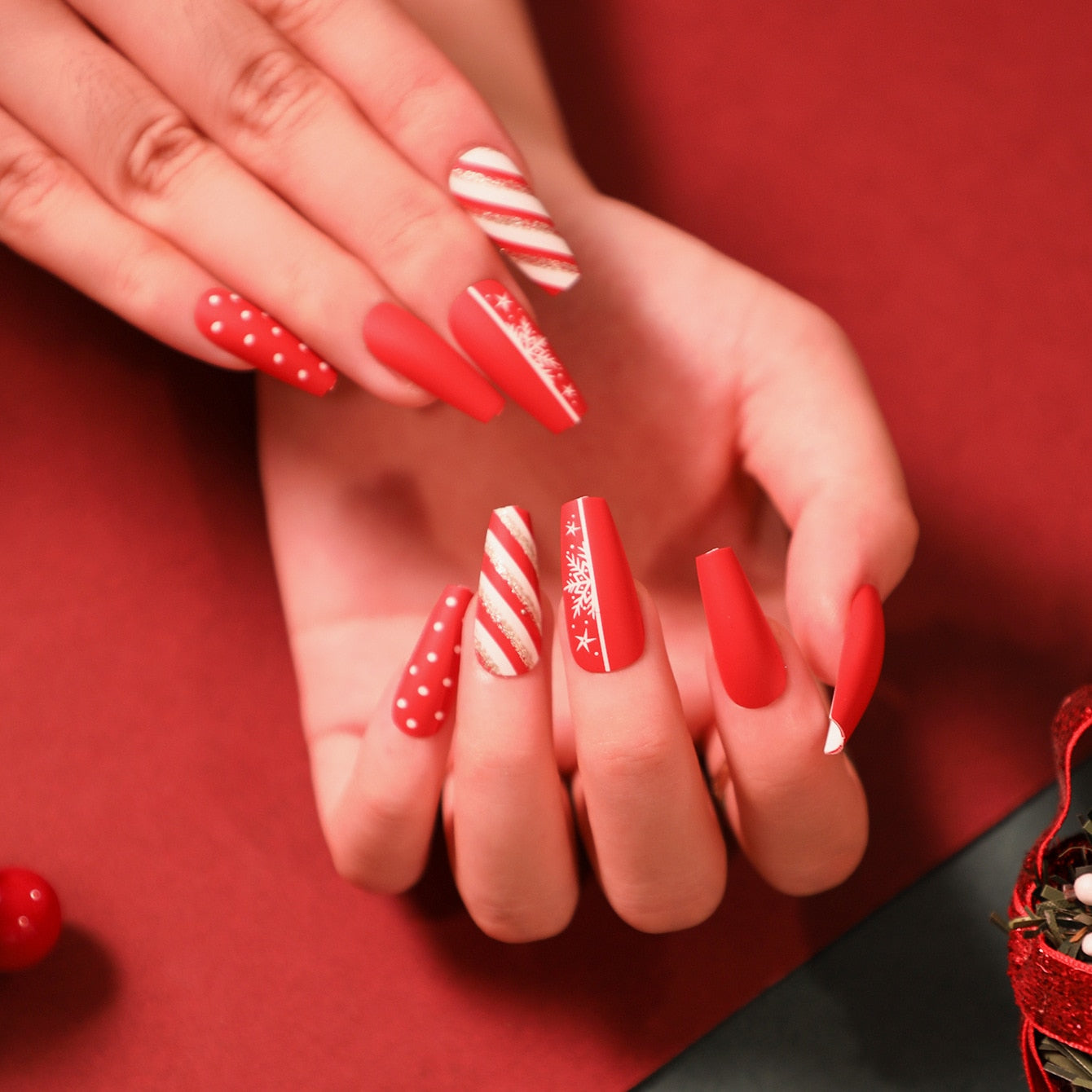24Pcs Christmas False Nails Wearable French Fake Nails Almond Ballet Press on Nail Snowflakes Santa Hat Design Manicure Tips