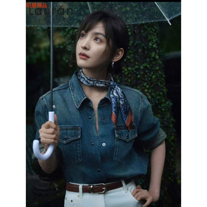 Qin Lan Zhang Ruonan stacks the same retro denim shirt with a women's autumn and winter shoulder bottoming top and a loose coat.