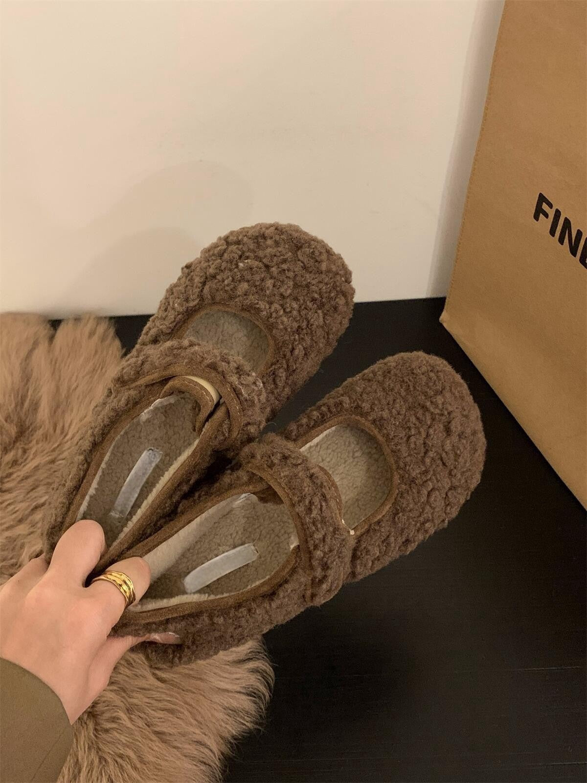 2025  Flat-bottomed white curly wool shoes women's shoes wear popular new versatile autumn and winter Velcro Doudou single shoes