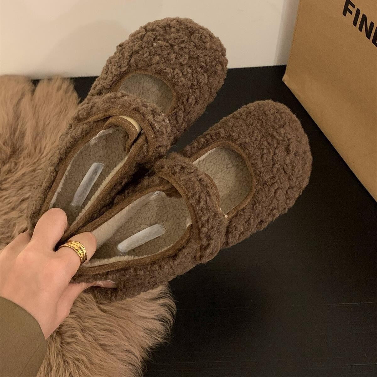 2025  Flat-bottomed white curly wool shoes women's shoes wear popular new versatile autumn and winter Velcro Doudou single shoes